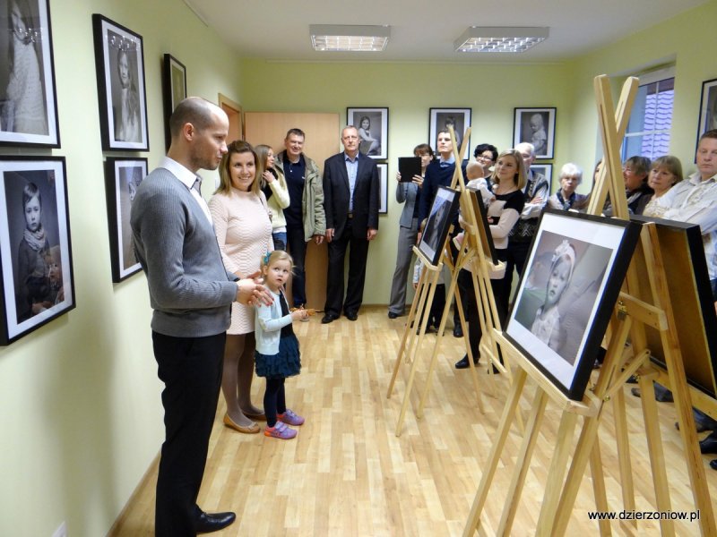 Autorem wystawy "Ono" jest Emil Łojczuk