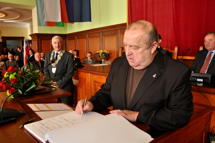Dzierżoniów: Wręczenia aktu nadania dokonał Andrzej Wiczkowski Przewodniczący Rady Miejskiej Dzierżoniowa VI kadencji w dniu 27 października 2014 roku podczas obrad 54 sesji Rady Miejskiej Dzierżoniowa. 