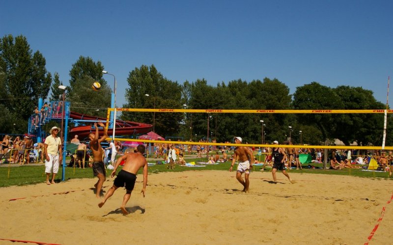 Siatkówka plażowa na basenie w Dzierżoniowie