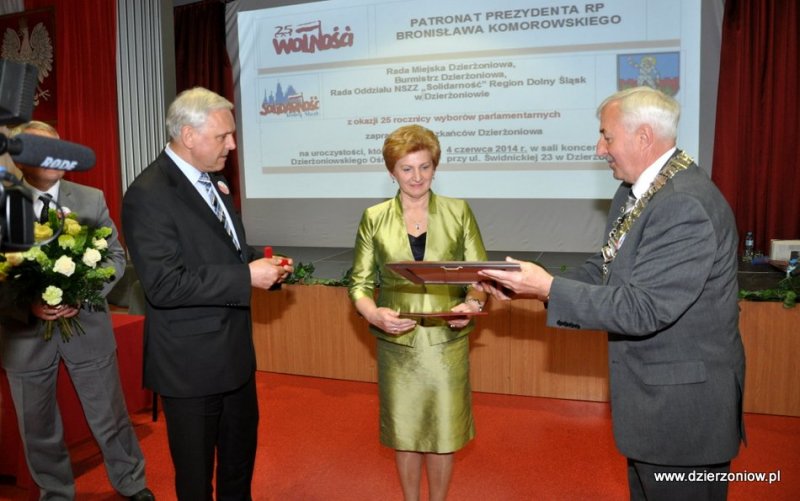 Wanda Ostrowska odbiera Medal za Zasługi Dla Miasta Dzierżoniowa