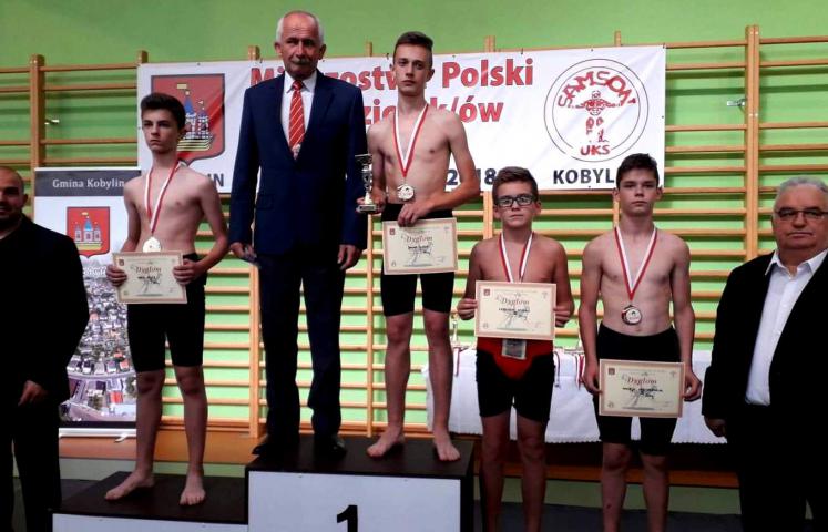 200 zawodników z 30 klubów rywalizowało w Kobylinie podczas Mistrzostw Polski Młodziczek i Młodzików w Sumo. Najlepiej z dzierżoniowskich zawodników zaprezentował się Grzegorz Mazur, który w kategorii 50 kg zdobył brązowy medal.