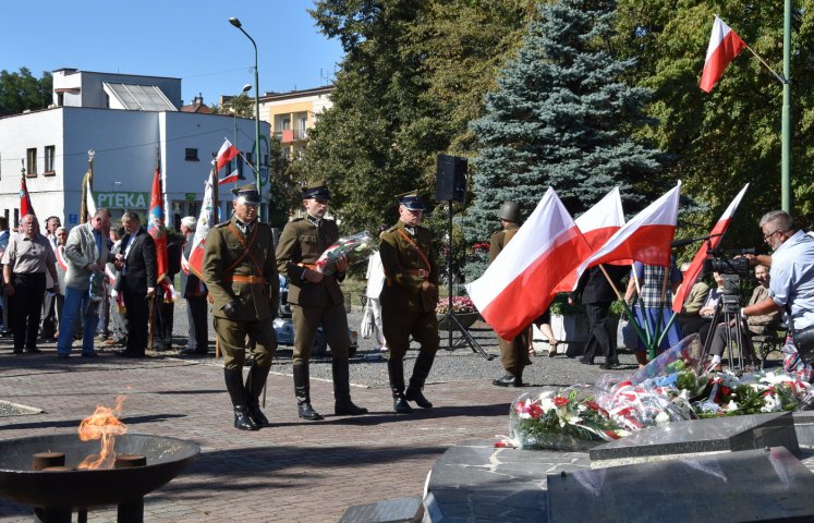 Przewodniczący Rady Miejskiej i burmistrz Dzierżoniowa zapraszają mieszkańców do uczestniczenia rocznicy wybuchu II Wojny Światowej.