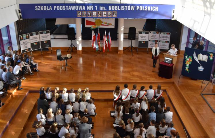 Szkoła Podstawowa nr 1 nosi od dziś nazwę Noblistów Polskich. Uchwałę nadającą imię szkoły podjęła Rada Miejska Dzierżoniowa, a dziś z udziałem młodzieży odbyła się krótka uroczystość. 