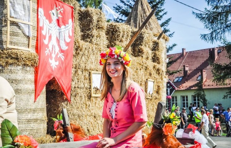 W naszym najbliższym mieście partnerskim obchodzono w miniony weekend święto plonów. Uczestniczyła w nim również delegacja Dzierżoniowa. Gospodarzami i organizatorami dożynek były sołectwa Smardy Dolne i Smardy Górne. Elementem uroczystości były konkursy na "Najładniejszy korowód dożynkowy" oraz "Najładniejszą zagrodę wiejska 2016".