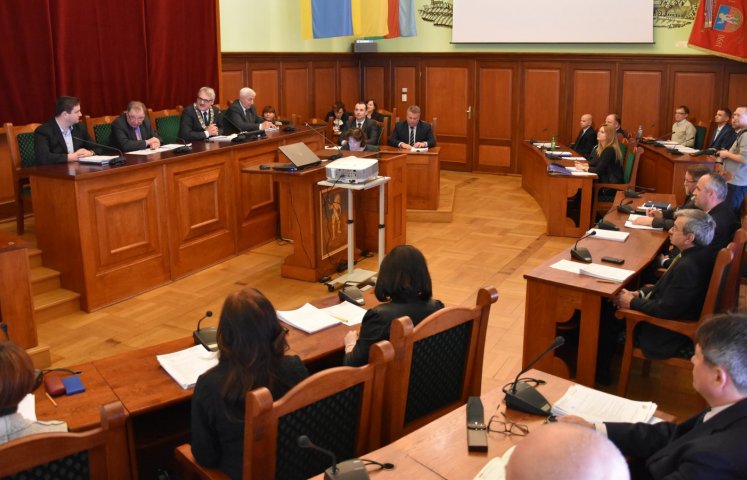 Przedsiębiorczość, ochrona środowiska i finanse będą najważniejsze podczas poniedziałkowej sesji Rady Miejskiej. Dzierżoniowscy radni zadecydują również rozpoczęciu specjalnego programu skierowanego do seniorów.