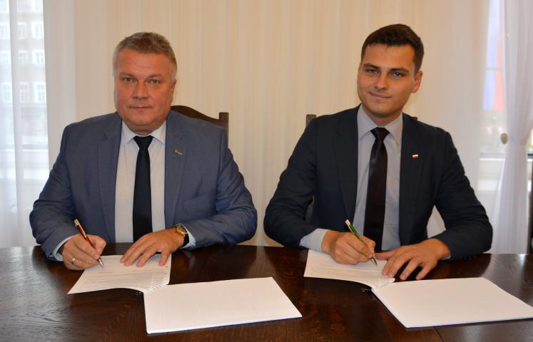  Projekt „Nowoczesny e-urząd w Dzierżoniowie” ma wartość 2 mln 965 tys. zł. Umowę na przekazanie środków burmistrz Dzierżoniowa podpisał 8 listopada z wicemarszałkiem naszego województwa Grzegorzem Macko.
