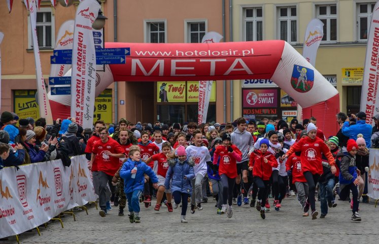 Pomimo niskiej temperatury na starcie VI Dzierżoniowskiego Biegu Niepodległości zameldowały się 492 osoby, w tym wiele osób młodych, rodzin z dziećmi oraz grup zorganizowanych z dzierżoniowskich szkół. Najmłodszy zapisany uczestnik miał zaledwie 3 miesiące, natomiast najstarszy 88 lat.