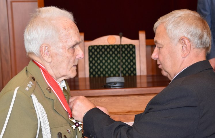 Dzierżoniowskie organizacje kombatanckie wyróżniły mieszkańców wspierających byłych żołnierzy. Medale wręczono podczas poniedziałkowej sesji Rady Miejskiej Dzierżoniowa.