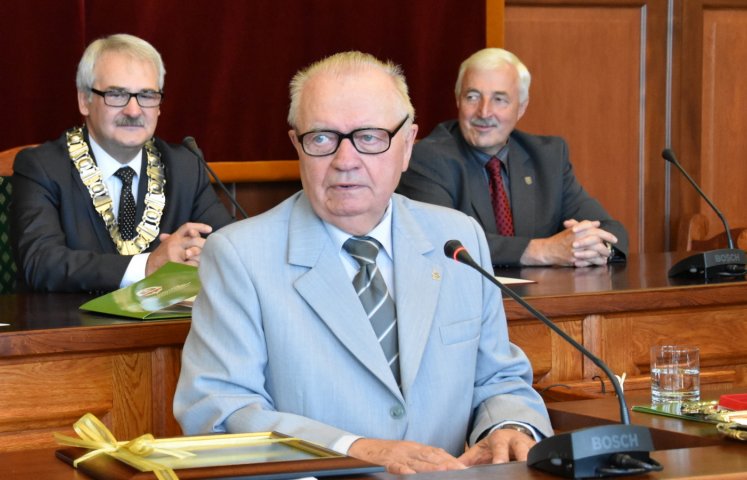 Wniosek o nadanie „Medalu za Zasługi dla Dzierżoniowa” panu Franciszkowi Kozyrze złożył Komitet Organizacyjny Absolwentów „RADIOBUDY” Czterech Najstarszych Roczników. Tytuł wręczono 26 czerwca podczas sesji Rady Miejskiej Dzierżoniowa.