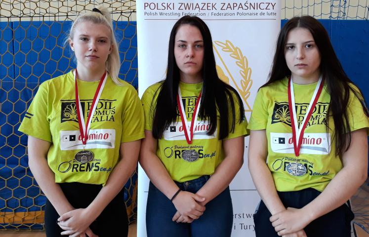 W ten weekend w Siedlcach odbył się Puchar Polski Juniorek i Juniorów w zapasach w stylu wolnym. W zawodach rywalizowało 150 osób z 31 klubów z Polski.  MUKLS JUNIOR Dzierzoniów reprezentowała Natalia Kołosz 59 kg (z lewej). 