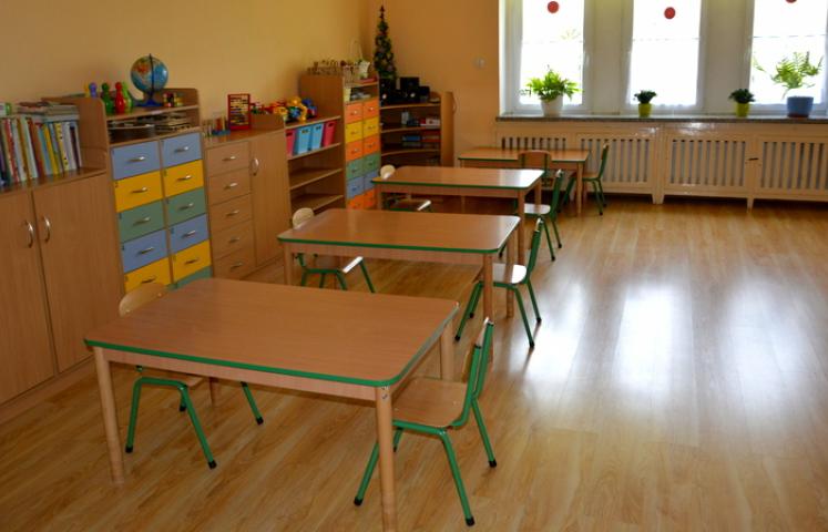 Od poniedziałku, 11 maja, będą funkcjonowały publiczne i niepubliczne przedszkola w Dzierżoniowie oraz miejski żłobek. Placówki będą pracowały w pełnym reżimie sanitarnym, na nowych zasadach. Jak przygotować dziecko na pójście do przedszkola i jak będzie wyglądała opieka? Warto sprawdzić. 