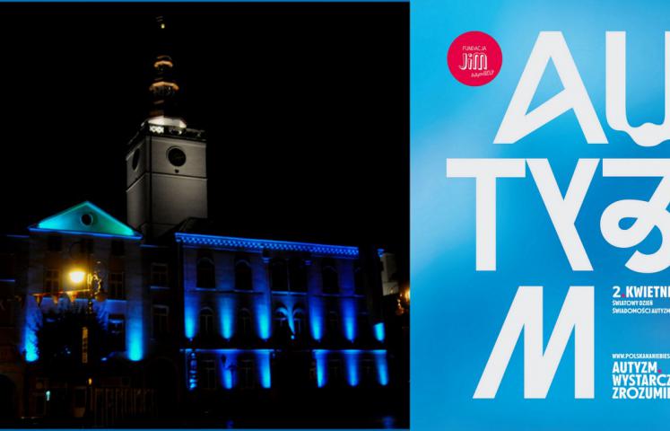 Budynek dzierżoniowskiego ratusza nocą, podświetlony na niebiesko