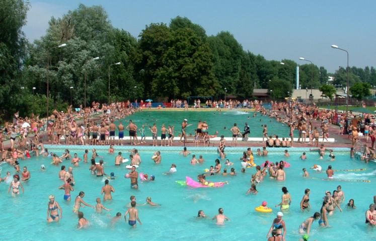 Od najbliższej soboty (23 czerwca) będzie czynny odkryty basen w Dzierżoniowie. W okresie wakacyjnym spragnionych kąpieli zapraszamy codziennie, od godziny 10.00, do 19.00.  