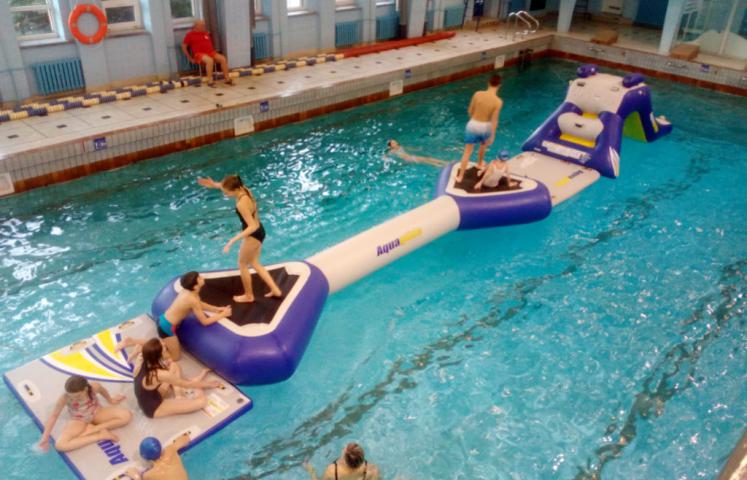 W czasie ferii zimowych dzieci i młodzież z Dzierżoniowskich szkół mogą korzystać z krytego basenu za symboliczną złotówkę. Wystarczy, że pokażą szkolną legitymację.