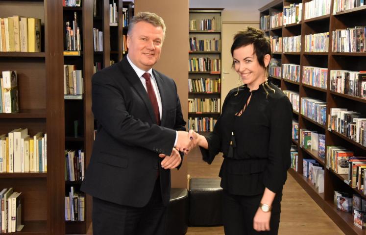 Justyna Strzelczyk-Leśniak pełni od dziś obowiązki dyrektora dzierżoniowskiej biblioteki. Zmiana wynika z faktu, że poprzednia dyrektor Jadwiga Horanin przyjęła propozycję pracy na stanowisku zastępcy burmistrza Bielawy.