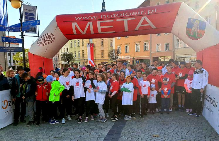 501 uczestników zgłosiło się do udziału w tegorocznej edycji Dzierżoniowskiego Biegu Niepodległości. 11 listopada równo o godzinie 12.30 wyruszyli oni na trasę liczącą 2200 metrów.