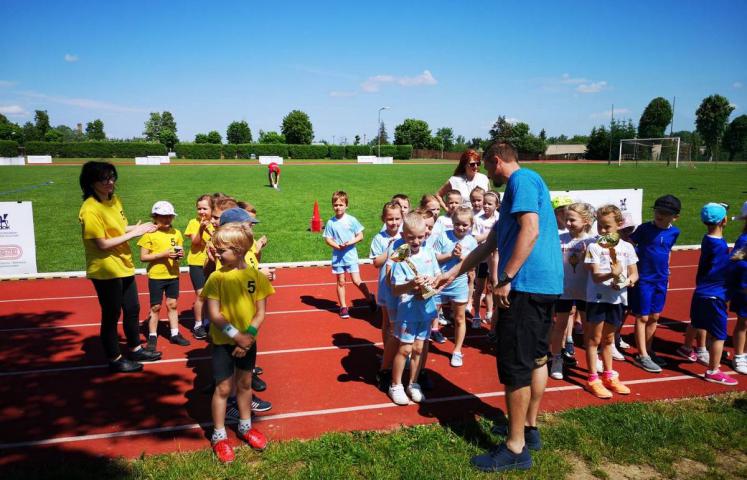 Dzierżoniowski OSiR zaprosił 7 czerwca na bieżnię lekkoatletyczną uczniów roczników 2004-2008 i młodszych. W II Otwartych Mistrzostwach Dzierżoniowa Szkół Podstawowych w Lekkoatletyce uczestniczyło ponad 100 uczniów dzierżoniowskich szkół podstawowych. Dzień wcześniej rywalizowały przedszkolaki.