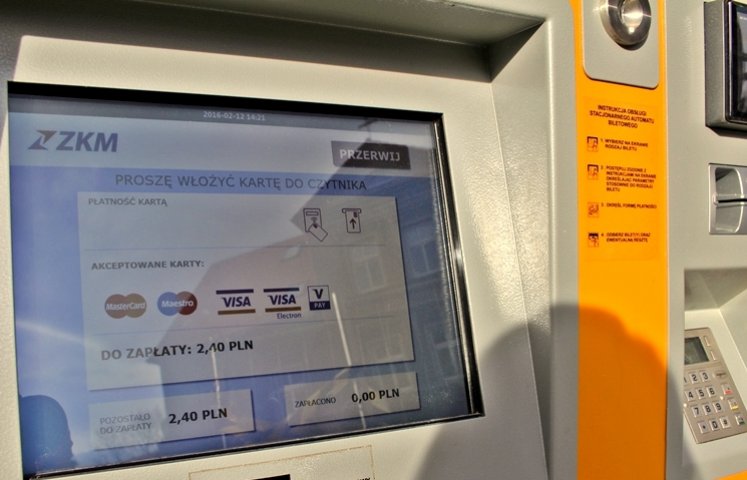 W 11 biletomatach stacjonarnych ZKM, znajdujących się w Dzierżoniowie, Bielawie i Piławie Górnej dostępna jest usługa płatności bezgotówkowej. Za wybrane bilety komunikacji miejskiej, możemy więc zapłacić wszystkimi kartami płatniczymi, także tymi z funkcją płatności zbliżeniowych.