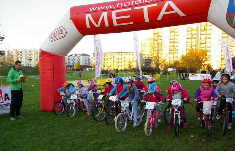 Dzierżoniów: Ponad osiemdziesięciu uczniów ścigało się w finale Dzierżoniowskiej Ligi Kolarskiej BMX-MTB 2014. Zwycięzca każdej kategorii otrzymał w nagrodę rower. Pierwsza w historii liga BMX-MTB była bardzo udana. 