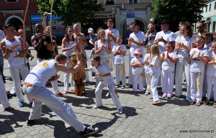 Capoeira w dzierżoniowskim Rynku. Było gorąco, rytmicznie i bardzo ciekawie. Tak wystartował projekt „Dzierżoniów Pełen Pasji”