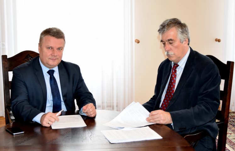 Burmistrz Dzierżoniowa podpisał dziś umowę z inżynierem kontraktu dla centrum przesiadkowego. Tym samym rozpoczyna się jedna z największych inwestycji w historii  dzierżoniowskiego samorządu. 
