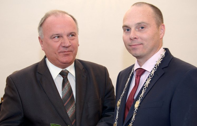 Były zastępca burmistrza ds. społecznych Ryszard Szydłowski otrzymał tytuł honorowego obywatela Lanškroun za wkład w rozwój partnerstwa między Dzierżoniowem i Lanškroun. Jest jedną z czterech osób w historii tego miasta, którym go przyznano.