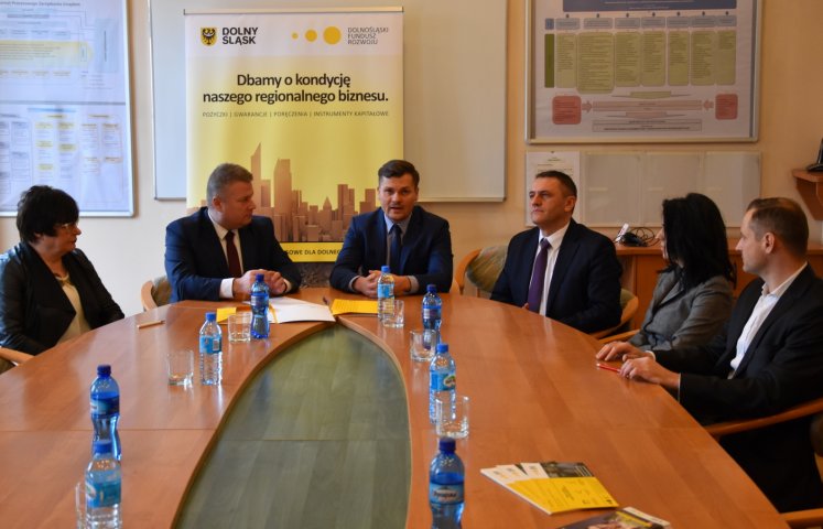 W piątek 20 stycznia w Urzędzie Miasta w Dzierżoniowie podpisano umowę o współpracy miasta z Zarządem Dolnośląskiego Funduszu Rozwoju. To tylko jeden z kolejnych kroków jakie podejmowanych przez miasto w celu rozwoju lokalnej gospodarki. Jak mogą skorzystać na tym lokalne firmy? 