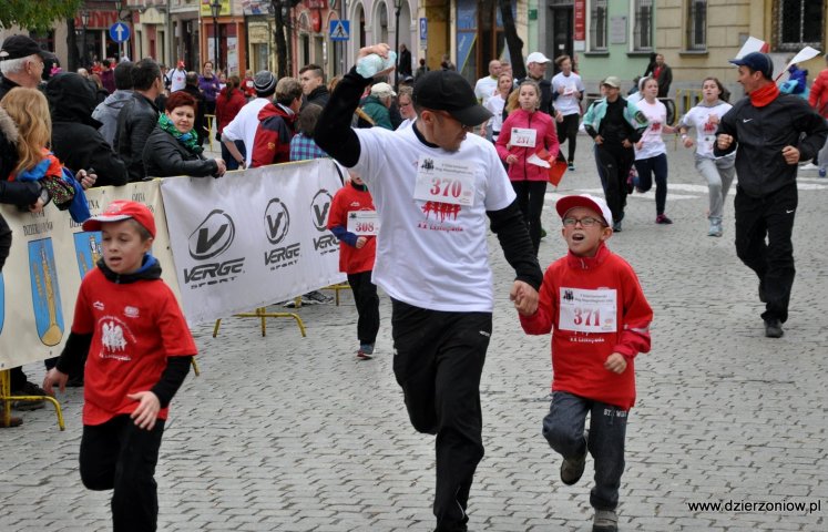 Przez 35 minut część dzierżoniowskich ulic, którymi przebiegną uczestnicy VI Biegu Niepodległości 11 listopada, nie będzie dostępna dla kierowców. Wyłączone będą z ruchu od godz. 12.45 do godz. 13.20. Których ulic to dotyczy?