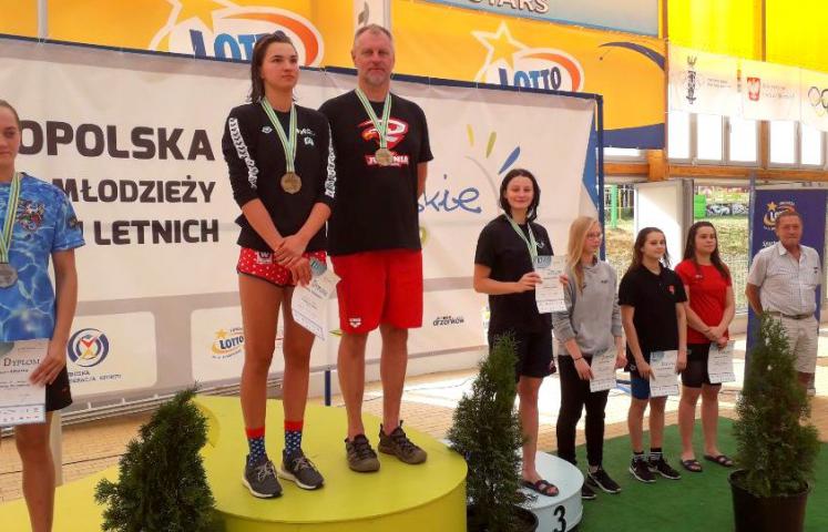 Ze złotem i brązem wróciła z XXV Ogólnopolskiej Olimpiady Młodzieży 17-18 lat w pływaniu na 50-metrowym basenie podopieczna trenera Andrzeja Wojtala, Karolina Jurczyk.  Zawody odbyły się w dniach 18-21 lipca w Drzonkowie. Wzięło w nich udział 361 zawodników z 87 klubów z Polski, w tym MKS 9.   Karolina Jurczyk zdobyła brązowy medal na dystansie 50 m stylem motylkowym z czasem 27,75. Na dystansie 100 m stylem dowolnym zajęła 1. miejsce w finale „B”, uzyskując czas 58,87. Rywalizację na dystansach 50 m stylem