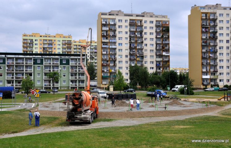 Place zabaw i siłownia plenerowa powstają pomiędzy Różanym, Jasnym i Błękitnym. W tym roku i w tym miejscu powstanie coś jeszcze. Szczegóły niebawem.