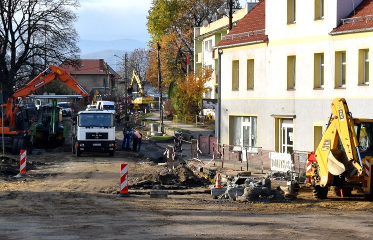 Zakończyły się prace związane z budową nowych sieci energetycznych, gazowych i wodociągowych. Trwają roboty budowlane związane z wykonaniem konstrukcji drogi pod nawierzchnie jezdni. 