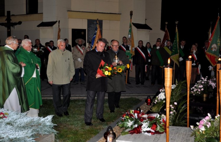 26 października w kościele parafialnym w Łowkowicach odbyła się uroczysta Msza Św. upamiętniająca 109 rocznicę śmierci wielkiego pszczelarza, ks. dr Jana Dzierżona. 