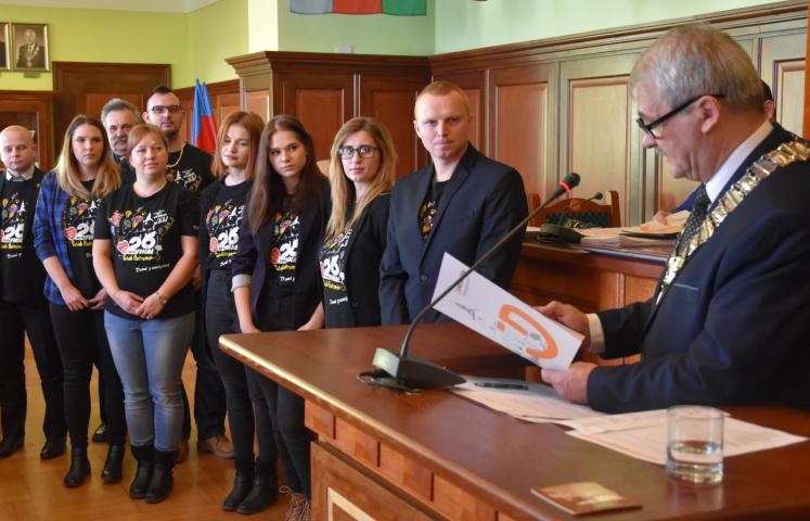 Pierwszą w tym roku sesję dzierżoniowscy radni  poświęcili docenieniu dokonań i sukcesów mieszkańców oraz sprawom związanym z wsparciem dla rodzin i finansom miasta.