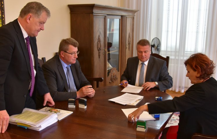 Nowoczesne centrum przesiadkowe zacznie powstawać w wakacje. Efekty zobaczymy już w przyszłym roku. Burmistrz Dzierżoniowa podpisał dziś umowę z wykonawcą inwestycji. 