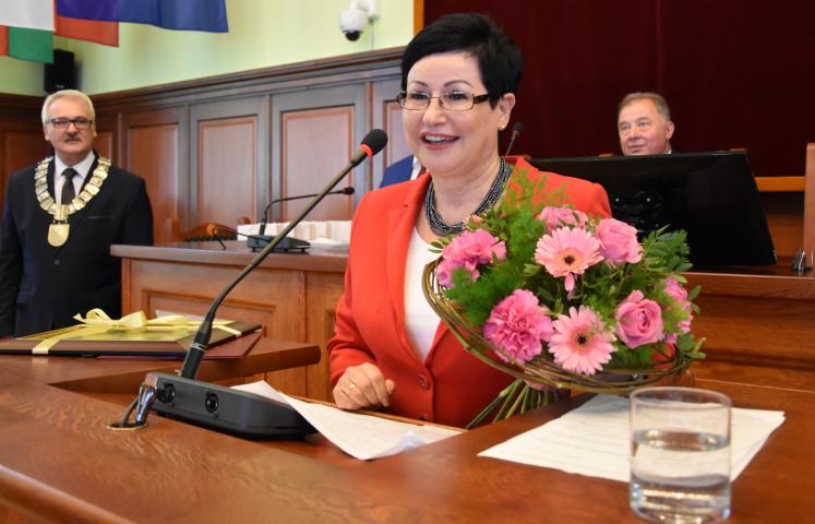 Do grona zasłużonych dołączyła dziś prezes Banku Spółdzielczego, kobieta przedsiębiorcza i promująca postawy przedsiębiorcze wśród mieszkańców. Elżbieta Nowakowska-Akkermans odebrała tytuł podczas sesji Rady Miejskiej Dzierżoniowa.