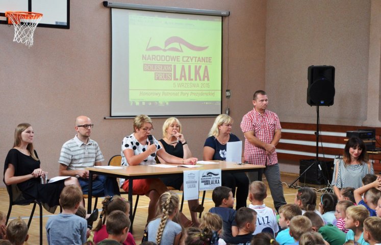 Narodowe czytanie odbywało się nie tylko w bibliotekach, ale także w placówkach oświatowych.  Jedną z nich była Szkoła Podstawowa nr 3 w Dzierżoniowie.