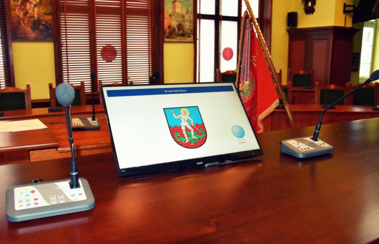 Złożenie ślubowania przez radnych i burmistrza Dzierżoniowa, Dariusza Kucharskiego – to dwa najważniejsze punkty pierwszej sesji rady miejskiej VIII kadencji. To także pierwsza sesja, która będzie transmitowana na żywo w Internecie, więc uczestniczyć w niej on-line będzie mógł każdy.