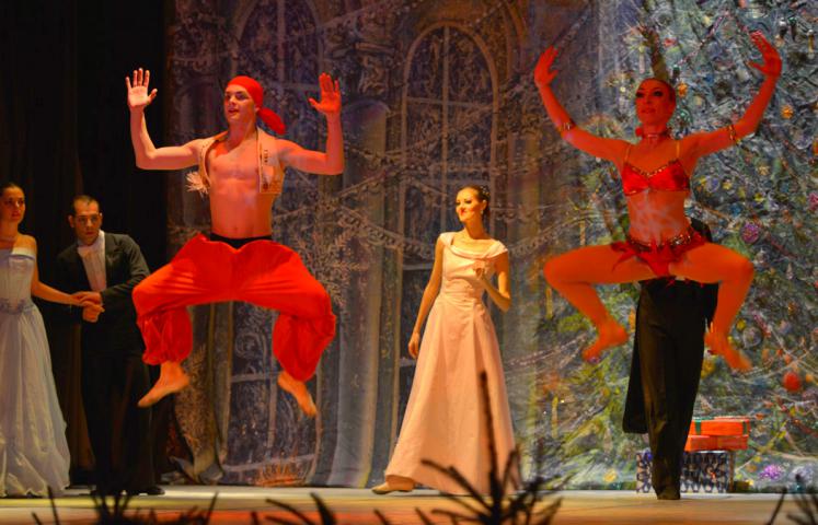 „Dziadek do orzechów”" to największy fenomen sztuki baletowej, który już od ponad stu lat niezmiennie zachwyca publiczność całego świata. W tym sezonie artystycznym zawita także do Dzierżoniowa! Widowisko na najwyższym światowym poziomie artystycznym zapewni fenomenalny zespół tancerzy Royal Lviv Ballet.