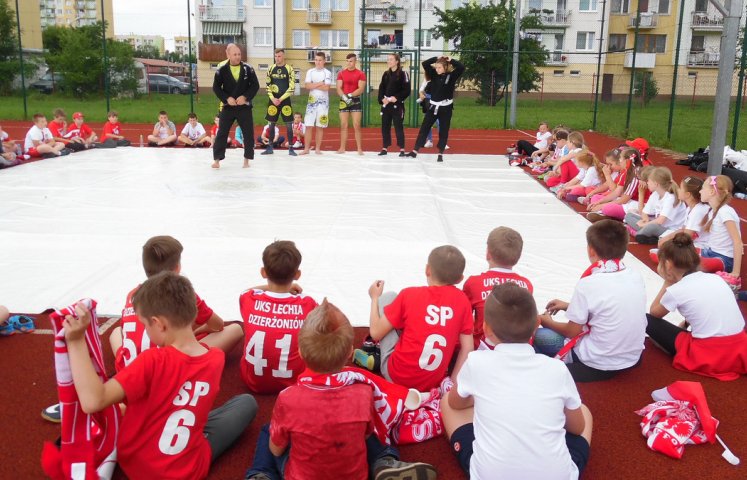 Uczniowie wcielili się w rolę kibiców. Biało-czerwone stroje, szaliki, flagi, pomalowane twarze, trąbki wyróżniające polskich kibiców – tak wyglądał 21 czerwca w Szkole Podstawowej nr 6. Cała szkoła kibicuje polskim piłkarzom podczas rozgrywek EURO 2016. 