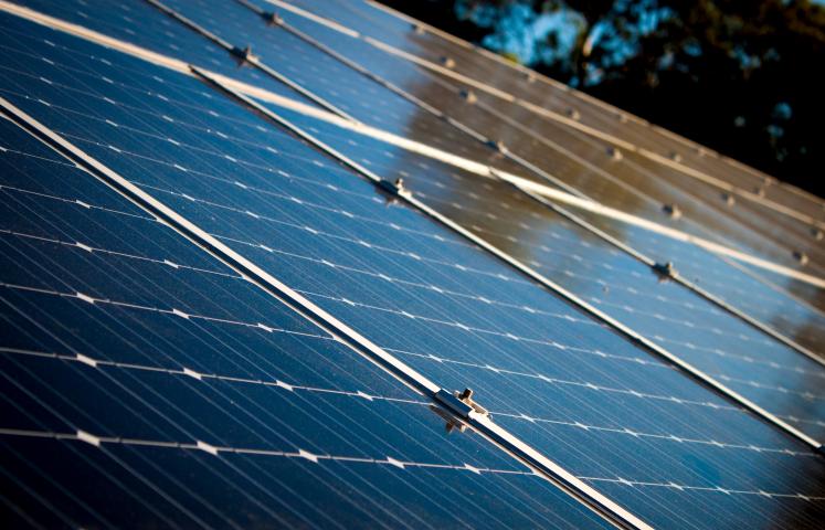 1 mln 226 tys. zł trafi niebawem do mieszkańców Dzierżoniowa. Unijne środki zostaną przeznaczone na montaż instalacji fotowoltaicznych. W najbliższych miesiącach 35 rodzin będzie już mogło korzystać z prądu wytwarzanego przez promienie słoneczne.