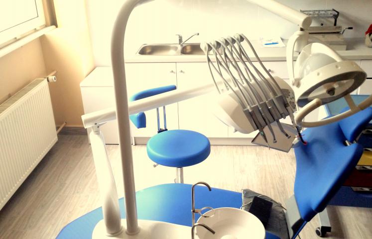 Dwa gabinety stomatologiczne funkcjonują w dzierżoniowskich podstawówkach od roku. Zapotrzebowanie jest spore. Do tej pory z darmowych wizyt u dentysty skorzystało prawie tysiąc uczniów.