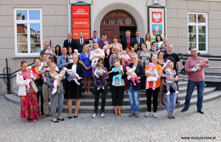 Maluchy i rodzice wraz z Burmistrzem na tle Ratusza