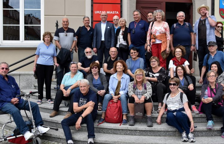 Ponad 30-osobowa grupa z Izraela - potomkowie ocalałych z Holokaustu – odwiedzili dziś dzierżoniowski ratusz. Dzierżoniów to pierwsze miasto, które odwiedzają w ramach 4-dniowej wizyty na Dolnym Śląsku.