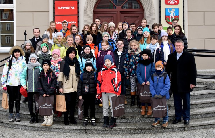 Uczniowie z naszego partnerskiego miasta rozpoczęli swój pobyt w Dzierżoniowie. Przez kilka najbliższych dni zwiedzą Dzierżoniów i okolice, poznają rówieśników i jeśli dopisze pogoda pojeżdżą na nartach. 