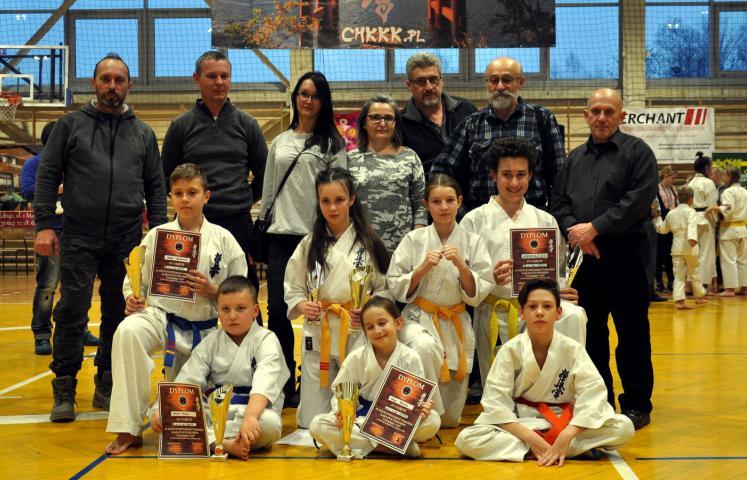 6 medali przywieźli z Libiąża zawodnicy Dzierżoniowskiego Klubu Sportowego Karate Kyokushin. W turnieju Gwarek Cup wzięło udział w sumie blisko 230 zawodników z 15 klubów z całego kraju.  
