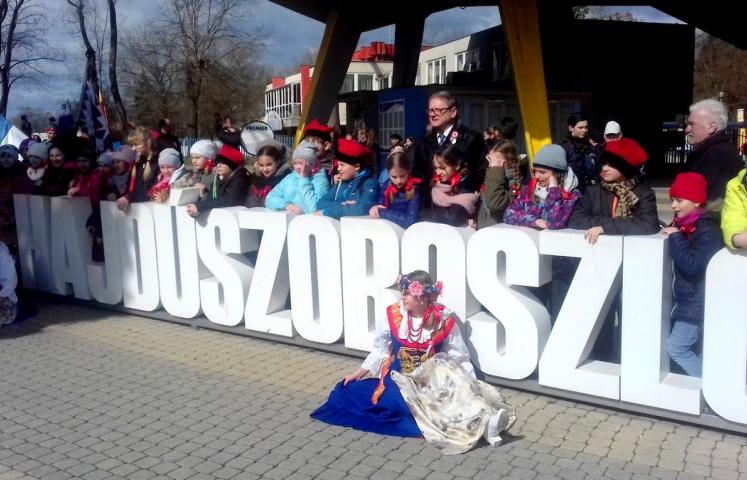 Dzierżoniowianie włączyli się w obchody tegorocznego Święta Narodowego Węgrów, które obchodzone jest 15 marca i upamiętnia rewolucję węgierską z 1848 roku. Reprezentacja Dzierżoniowa, w której znaleźli się m.in. Zespół Pieśni i Tańca Ślężanie i Miejska Orkiestra Dęta, odwiedziła w dniach14-17 marca nasze miasto partnerskie Hajdúszoboszló, by wziąć udział w uroczystościach.