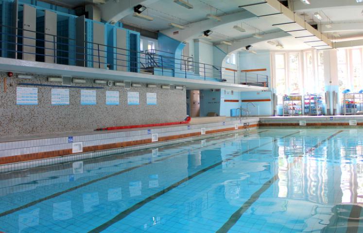 Od soboty będzie można korzystać z basenu przy ul. Sienkiewicza w Dzierżoniowie. Opóźnienie, za które przepraszamy, spowodowane było awarią instalacji technologicznej wody. 
