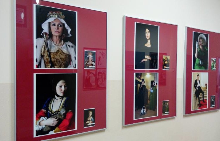 Wystawę fotografii Moniki Nagły, uczennicy I Liceum Ogólnokształcącego w Dzierżoniowie, można oglądać w holu biblioteki głównej w Rynku. Fotografie są zainspirowane dziełami wielkich mistrzów malarstwa europejskiego.