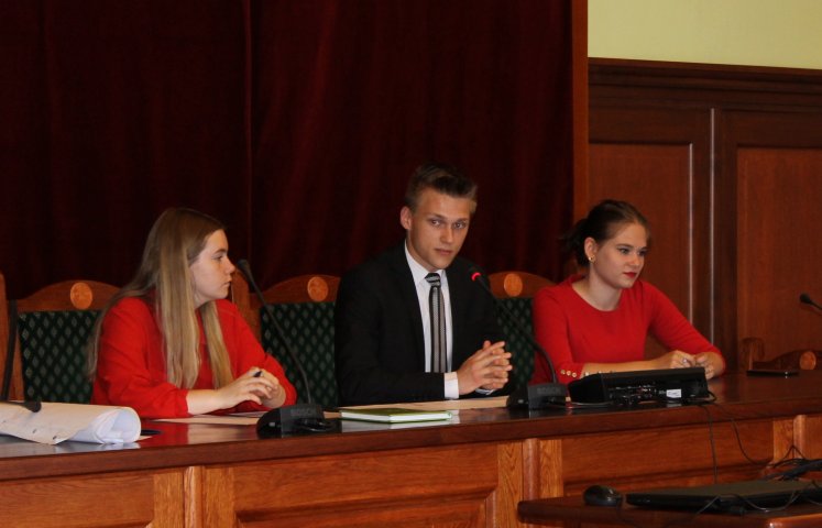 Młodzi radni na swojej czwartej już sesji zajęli się m.in. podjęciem uchwały dotyczącej organizacji Festiwalu Kolorów w Dzierżoniowie i objęcia patronatem konkursu samorządowego Aleksandry Leśko. Przedstawiono też sprawozdanie ze spotkania z Młodzieżową Radą Powiatu Świdnickiego i  Młodzieżowym Sejmikiem Województwa Dolnośląskiego. Omówiono również projekty zrealizowane w ramach Młodzieżowego Budżetu Obywatelskiego 2016 – budowy siłowni plenerowej przy Gimnazjum nr 1 i organizacji koncertu hip – hop. 