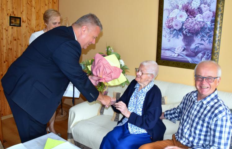 Janina Ajkowska jest obecnie najstarszą mieszkanką Dzierżoniowa. 16 lipca 2019 r. skończyła 104 lata